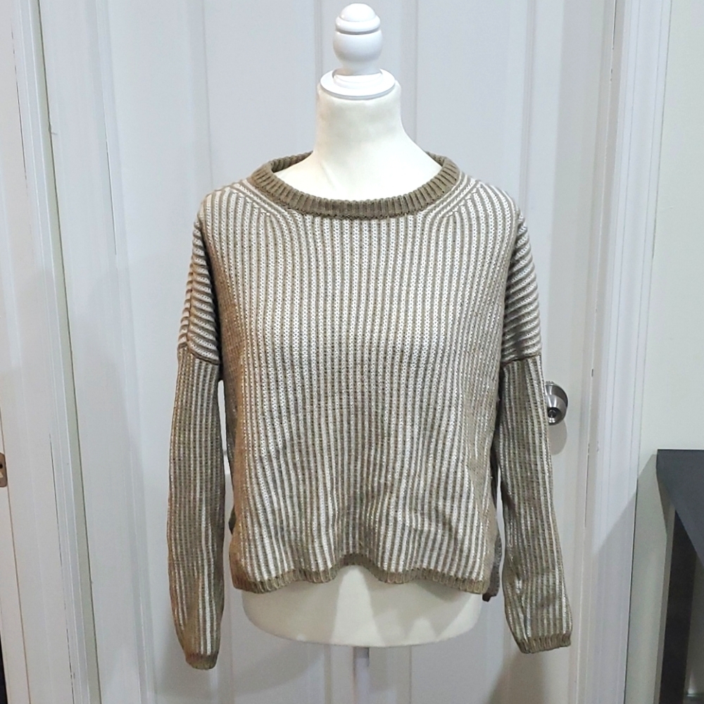 American Eagle Beige and White hi-lo sweater
